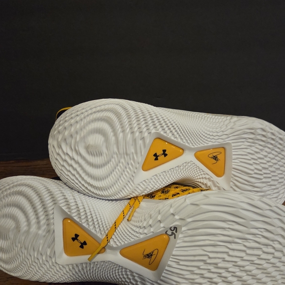 Under Armour Curry Flow 9 Steeltown Gold Yellow and Black Athletic Shoes US17 - Picture 11 of 11